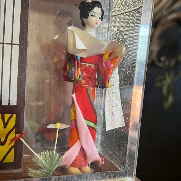 Vintage Japanese Geisha doll display shadow box - Picture 4 of 10